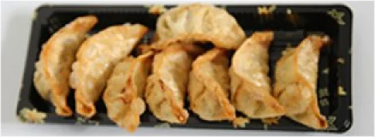 Gebakken pasteitjes gevuld met groenten en kip