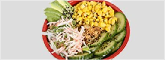 Sushirijst, mais, avocado, komkommer, sojabonen, sesammix, krokante uitjes en krab